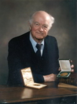 Linus Pauling with his two Nobel medals, 1986. (1986i.170)