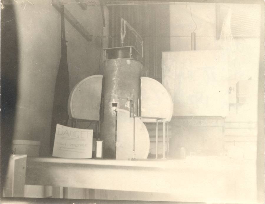 X-ray powder diffraction apparatus built by Linus Pauling.