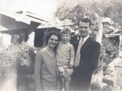 Ava Helen Pauling, Linus Pauling, Jr. and Linus Pauling, Pasadena, California. Picture. 1930