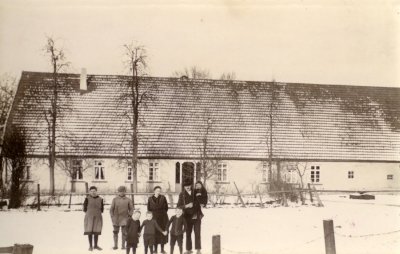 Family photograph taken outside of Adelheit Blanken's (Linus Pauling's grandmother) house. Picture. 1930