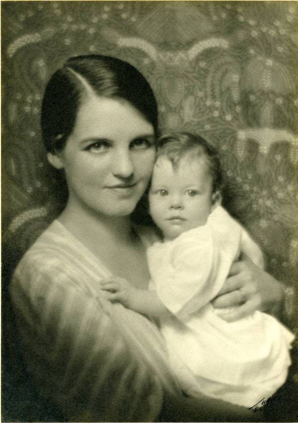 Ava Helen and Linda Pauling. Picture. 1932