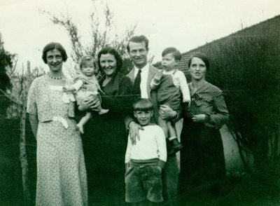Lucile and Pauline Pauling, Linus, Peter, Linus Jr., and Ava Helen Pauling. Picture. 1932