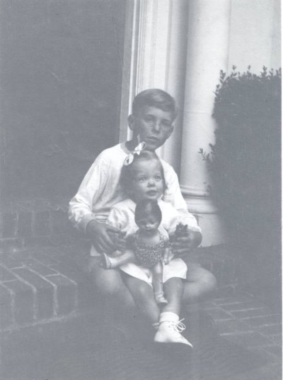 Linus, Jr. and Linda Pauling. Picture. 1933