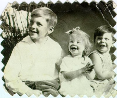 Linus, Jr., Linda and Peter Pauling. Picture. 1933