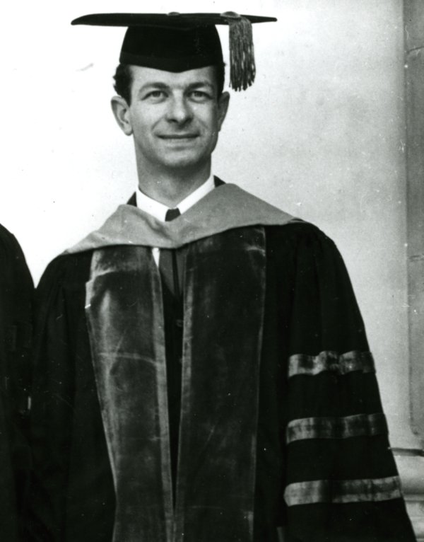Linus Pauling posing at the Oregon State College commencement ceremonies.