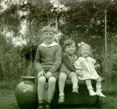 Linus Pauling, Jr., Peter and Linda Pauling. Picture. 1933
