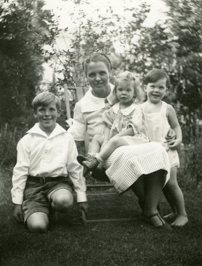 Linus, Jr., Ava Helen, Linda and Peter Pauling. Picture. 1934