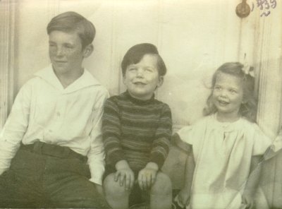 Linus, Jr., Peter and Linda Pauling. Picture. 1934