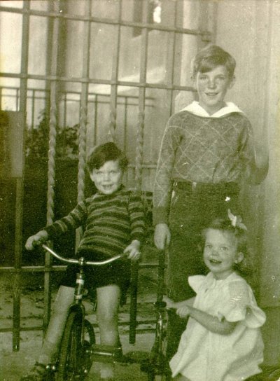 Peter, Linus, Jr., and Linda Pauling. Picture. 1934
