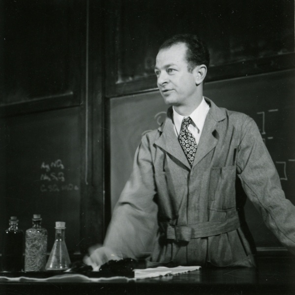 Linus Pauling in lecture at the California Institute of Technology. [?] Picture. 1935
