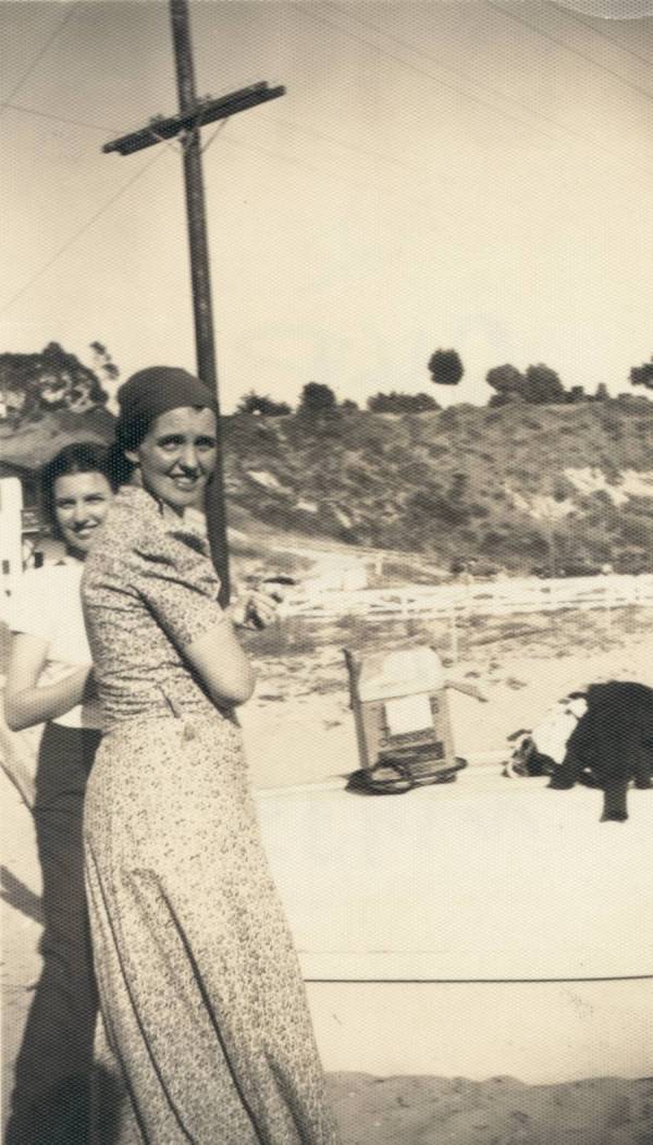 An unidentified woman and Ava Helen Pauling, Corona del Mar, California. Picture. 1935