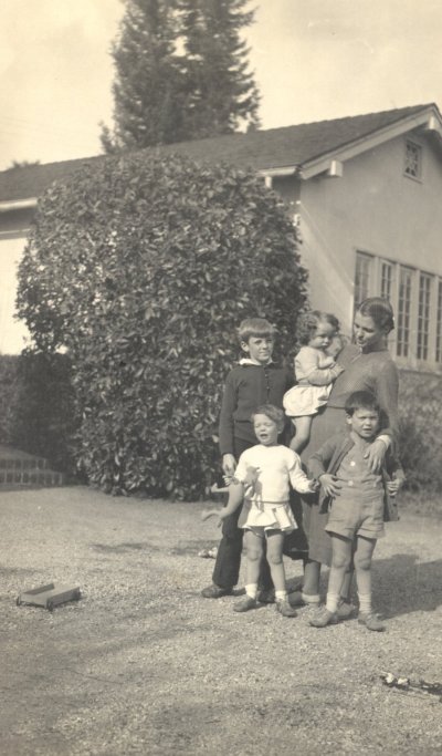 Ava Helen Pauling with three of her children (Linus, Jr., Linda and Peter, all standing) and Lucia Millikan. Picture. 1935