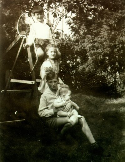 Peter, Linda, Linus, Jr. and Crellin Pauling. Picture. 1937