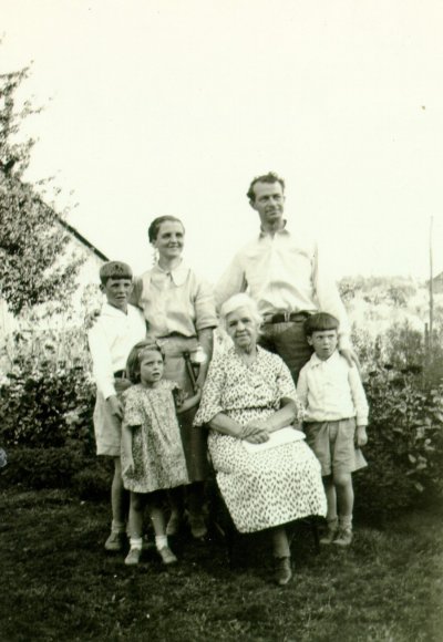 The Pauling family with Ava Helen's mother, Nora Gard Miller. Front row, left to right: Linda Pauling, Nora Gard Miller, and Peter Pauling. Back row: Linus, Jr., Ava Helen, and Linus Pauling Picture. 1937