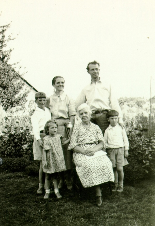The Pauling family with Ava Helen's mother, Nora Gard Miller. Front row, left to right: Linda Pauling, Nora Gard Miller, and Peter Pauling. Back row: Linus, Jr., Ava Helen, and Linus Pauling Picture.