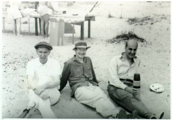 Jimmie Bell, Linus Pauling, and Laslo Zechmeister picnicking on the beach. Picture. 1940s