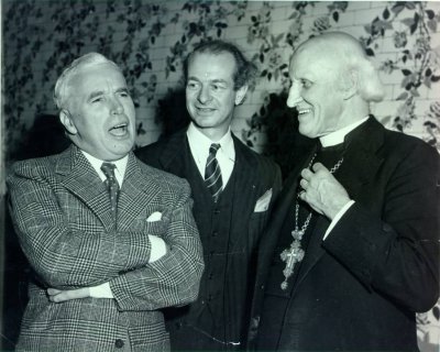 Charles Chaplin (left), Linus Pauling and Hewlett Johnson (right). Picture. 1940s