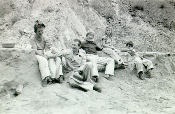 The Pauling family at the beach. Picture. 1940
