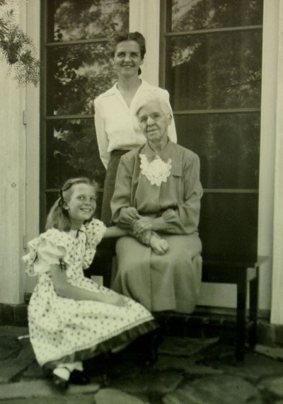 Ava Helen Pauling, Nora Gard Miller and Linda Pauling. Picture. 1942