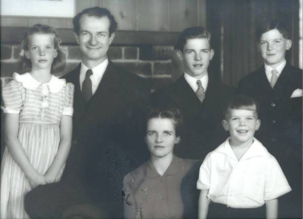 The Pauling family. Picture. 1943