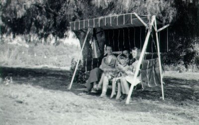 Linus, Ava Helen, Crellin and Linda Pauling. Picture. 1944
