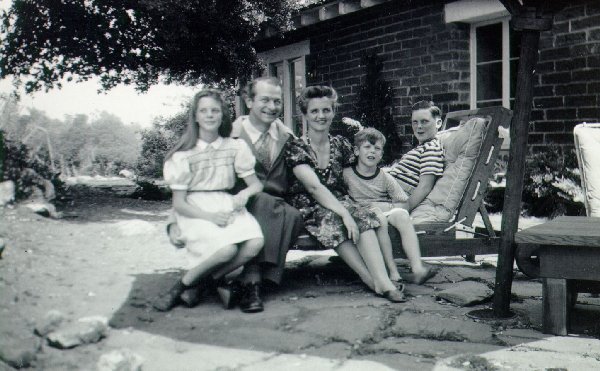 Linda, Linus, Ava Helen, Crellin and Peter Pauling. Picture.