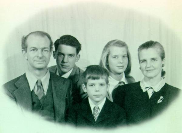 Linus, Peter, Crellin, Linda and Ava Helen Pauling. Picture. 1947