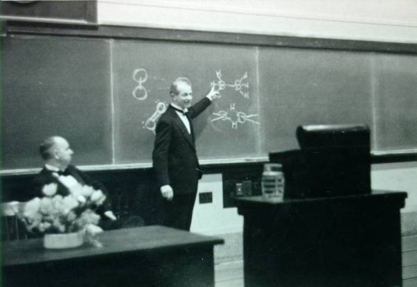 Linus Pauling delivering his Richards Medal address.