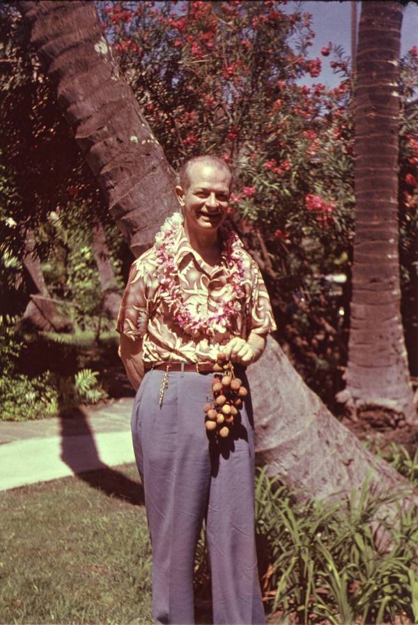Linus Pauling in Hawaii. Picture. 1948