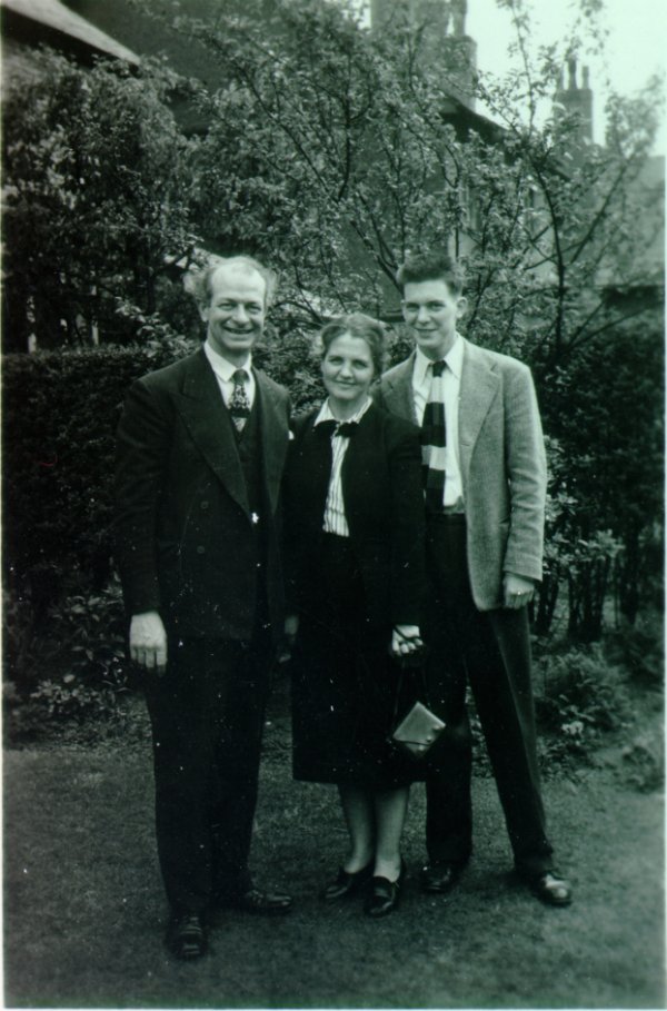 Linus, Ava Helen and Peter Pauling. Manchester, England.