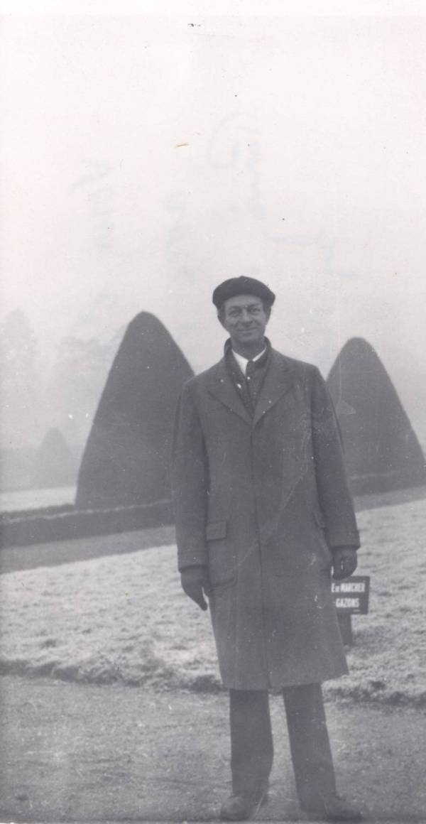 Linus Pauling in Paris, France [?]. Picture. 1948