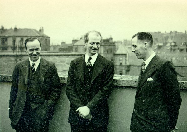 Linus Pauling with two members of the University of Glasgow Chemistry Department [Cook and J.M. Robertson?]. Picture. 1948