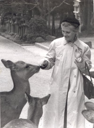 Ava Helen Pauling greeting a deer. Picture. 1955