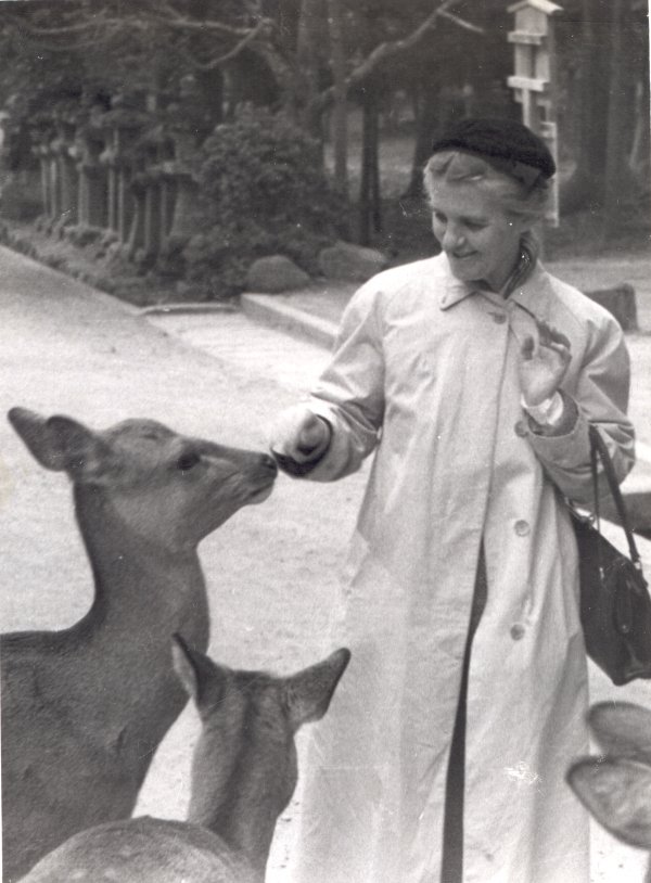 Ava Helen Pauling greeting a deer. Picture. 1955