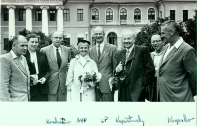 Ava Helen and Linus Pauling with a group of Soviet scientists, Moscow, USSR. Picture. August 8, 1957