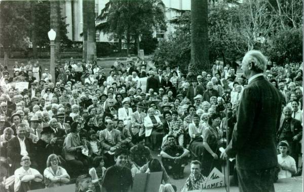 Linus Pauling speaking at a peace march in Westlake Park. Beverly Hills, California. Picture.