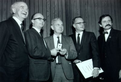 Linus Pauling, Edward Barnes, Henry Eyring and two unidentified individuals posing at the American Chemical Society - Pauling Medal ceremonies, Seattle Washington. Picture. December 6, 1969