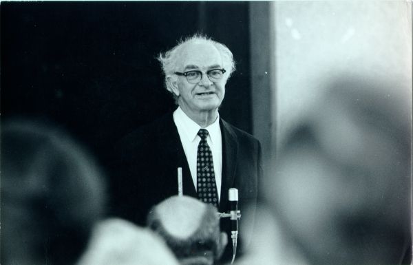 Linus Pauling in lecture at the Second International Congress of Social Psychiatry. Picture. August 1969
