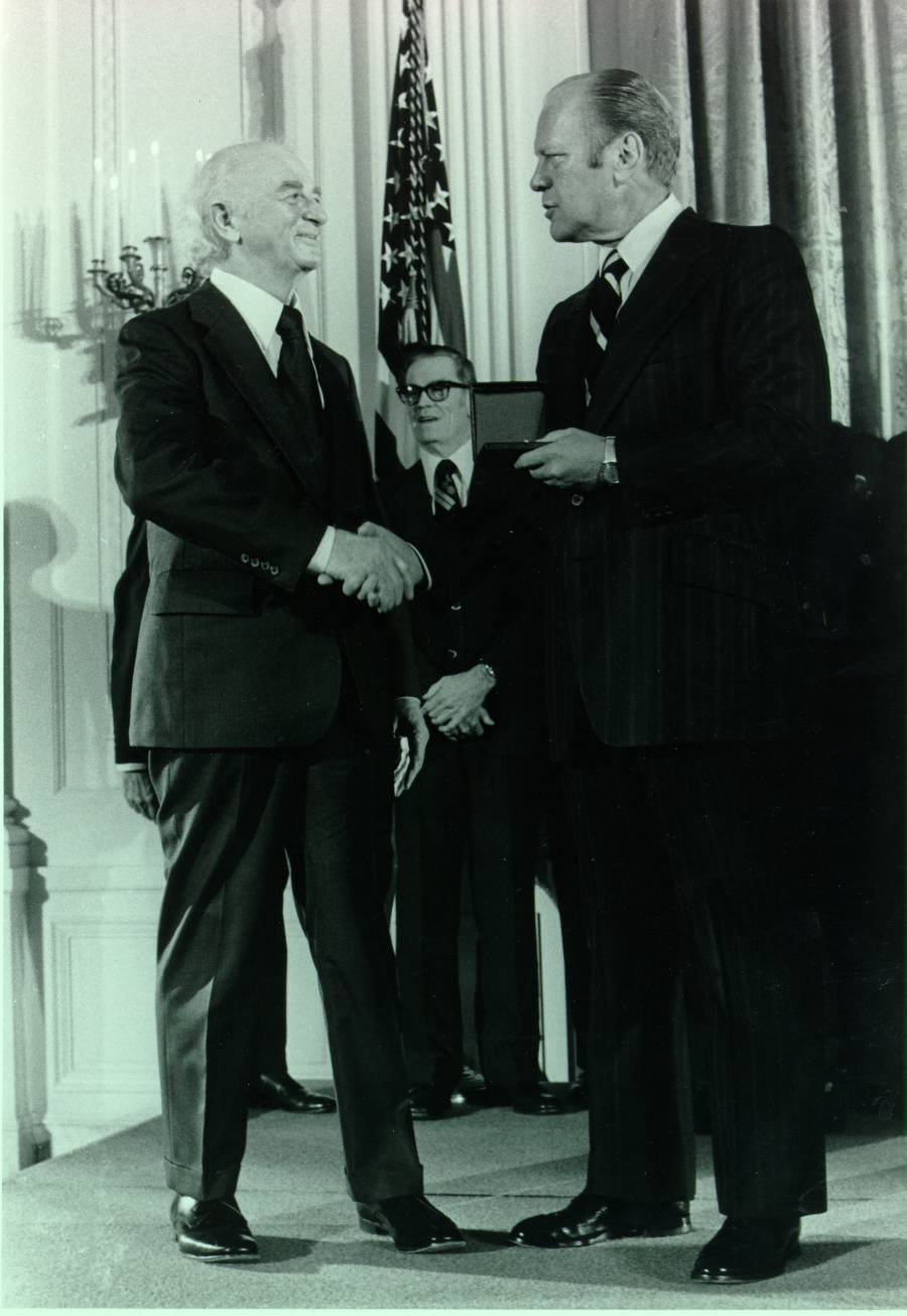 Linus Pauling receiving the National Medal of Science from President Gerald R. Ford.