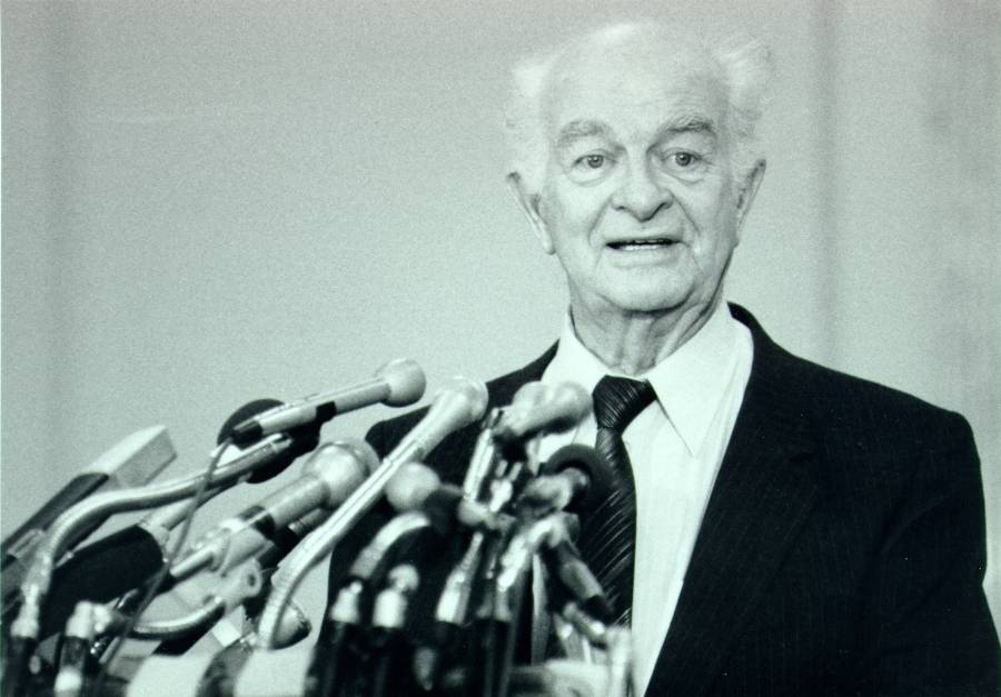 Linus Pauling speaking at a Greenpeace press conference commemorating the twentieth anniversary of the Limited Test Ban Treaty.