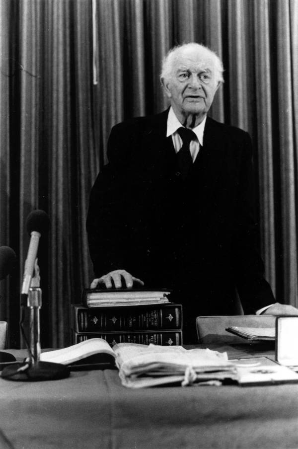 Linus Pauling speaking at Oregon State University with the United Nations Bomb Test petition.