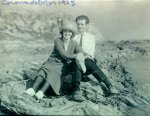 Ava Helen y Linus Pauling en la playa de Corona del Mar, California, 1924.