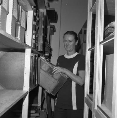 Sally Wilson pulling a volume from the shelf, ca. 1974. Wilson was chair of the Benton County Bicentennial Commission.