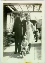 Linus, Ava Helen, and Linus Pauling Jr. in their driveway, Pasadena, California, 1928.