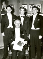 Peter, Crellin und Linus Pauling Jr. mit ihrem Vater im Nobel Zeremonien, Stockholm, 1954.