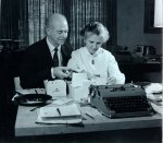 Linus y Ava Helen Pauling trabajando en la petición de prueba de bomba de las Naciones Unidas, 1957.