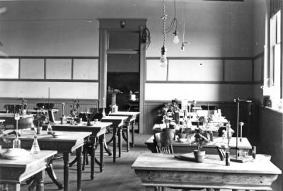 Botany laboratory, 1904.