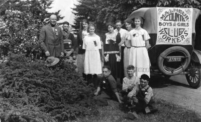 Malheur County Boys and Girls Club judging team and club leaders at the Oregon Agricultural College 4-H summer school, 1922.