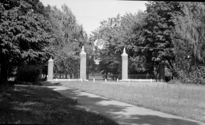 Lower campus Memorial Gates, ca. 1940s.