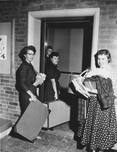 Women moving into the new Cauthorn Hall dormitory